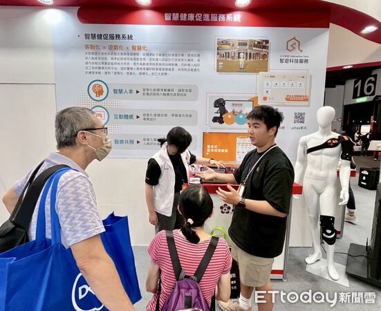 ▲衛生福利部邱泰源部長蒞臨成大醫院展區參觀指導，肯定智慧照護與高齡健康促進的創新成果。（圖／記者林東良翻攝，下同）