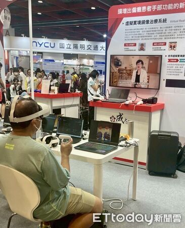 ▲衛生福利部邱泰源部長蒞臨成大醫院展區參觀指導，肯定智慧照護與高齡健康促進的創新成果。（圖／記者林東良翻攝，下同）