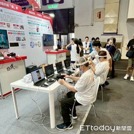 ▲衛生福利部邱泰源部長蒞臨成大醫院展區參觀指導，肯定智慧照護與高齡健康促進的創新成果。（圖／記者林東良翻攝，下同）