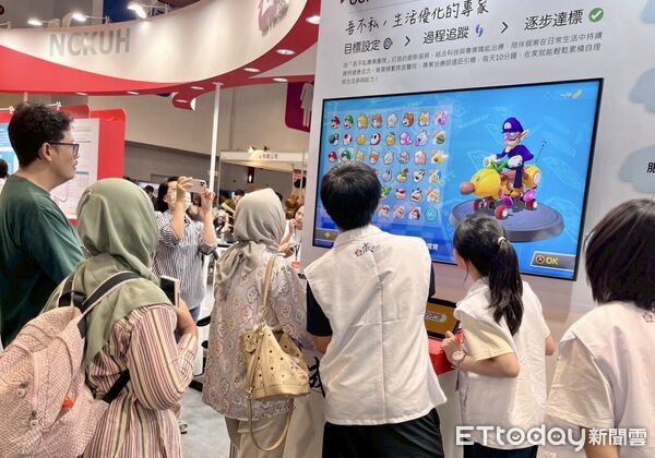 ▲衛生福利部邱泰源部長蒞臨成大醫院展區參觀指導，肯定智慧照護與高齡健康促進的創新成果。（圖／記者林東良翻攝，下同）