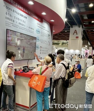 ▲衛生福利部邱泰源部長蒞臨成大醫院展區參觀指導，肯定智慧照護與高齡健康促進的創新成果。（圖／記者林東良翻攝，下同）