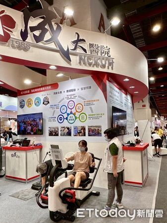 ▲衛生福利部邱泰源部長蒞臨成大醫院展區參觀指導，肯定智慧照護與高齡健康促進的創新成果。（圖／記者林東良翻攝，下同）