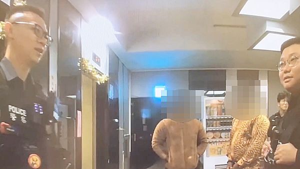 ▲桃園警方接獲通報案後查獲涉嫌詐騙的法國籍男子利瑪（右二）到案。（資料照／桃園警分局提供）