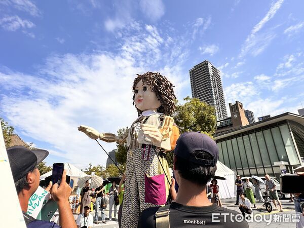 ▲▼文化部舉辦「We TAIWAN 台灣文化 in 大阪．關西世博」，藝術報國打造4.2公尺巨型戲偶「艾拉」，圈粉日本觀眾。（圖／記者林育綾攝）