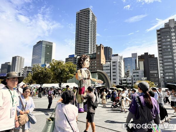 ▲▼文化部舉辦「We TAIWAN 台灣文化 in 大阪．關西世博」，藝術報國打造4.2公尺巨型戲偶「艾拉」，圈粉日本觀眾。（圖／記者林育綾攝）