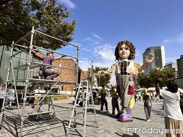 ▲▼文化部舉辦「We TAIWAN 台灣文化 in 大阪．關西世博」，藝術報國打造4.2公尺巨型戲偶「艾拉」，圈粉日本觀眾。（圖／記者林育綾攝）