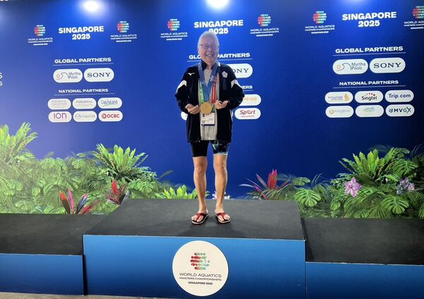 ▲「魔法阿嬤」唐成瑤在2025世界泳總成人游泳錦標賽奪金。（圖／泳協提供）