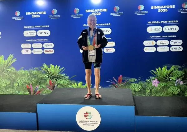 ▲「魔法阿嬤」唐成瑤在2025世界泳總成人游泳錦標賽奪金。（圖／泳協提供）