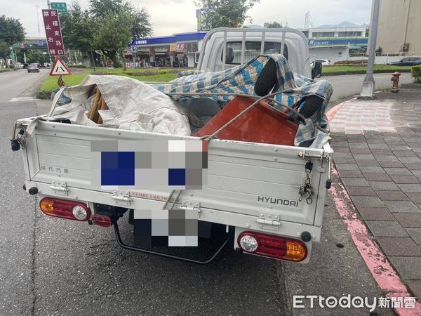 ▲▼內湖好市多旁嚴重車禍！媽騎車載8歲女遇劫　頭部重創搶救中。（圖／記者邱中岳翻攝）