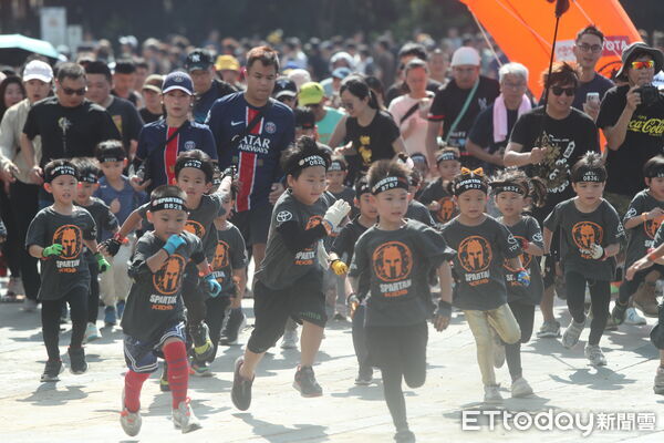 ▲日本「最強消防員」菅田崚馬率先衝線、台將「紅髮戰士」孫育彬屈居第二、小勇士競爭也非常激烈、藍正瑋向女友林佩秋求婚。（圖／斯巴達提供）