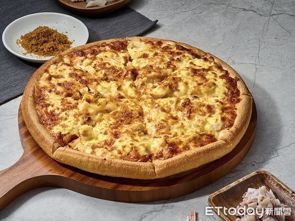 ▲▼拿坡里推出全新「金賞烏魚子披薩」、「濃起司五重派對」。（圖／業者提供）