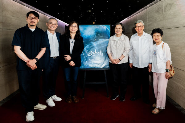 ▲《造山者－世紀的賭注》前總統蔡英文與前副總統陳建仁伉儷皆親自到電影院觀影。（圖／牽猴子提供）