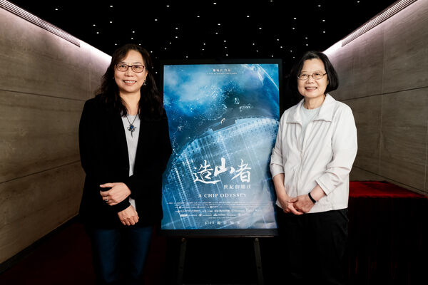 ▲《造山者－世紀的賭注》前總統蔡英文與前副總統陳建仁伉儷皆親自到電影院觀影。（圖／牽猴子提供）