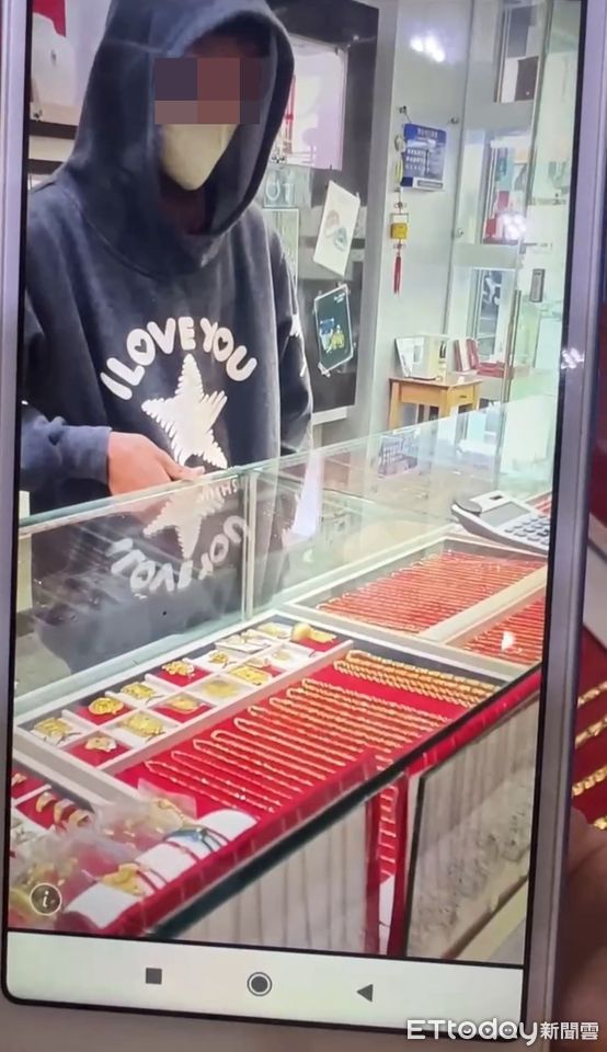 ▲台東銀樓驚傳搶案！年輕男假買禮物噴辣椒水奪走逾五兩金項鍊。（圖／記者楊晨東翻攝，下同）