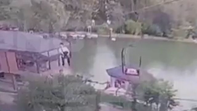 ▲▼纜繩突斷！俄遊客「集體墜湖」重摔在地　座椅殘骸四散。（圖／翻攝X）