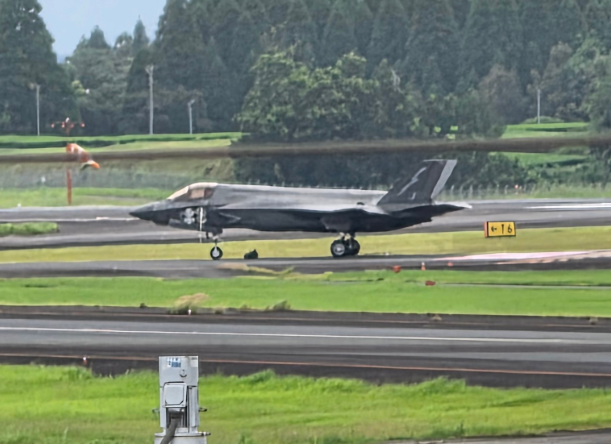 ▲▼英「F35戰機」緊急降落日本鹿兒島機場！　跑道封鎖20分鐘。（圖／翻攝自X／@tochi787）
