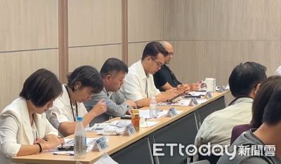 蔡壁如談2年條款籲勇敢承擔 黃國昌報告時竟戴耳機低頭看資料