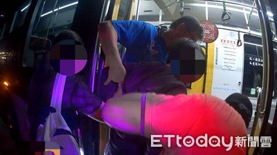 女「追球」滑跤傷腳踝　鹿野警化身護送員助搭接駁車