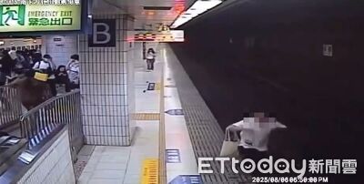 板橋車站驚險畫面!白衣男專注滑手機摔月台 手腳受傷還挨罰