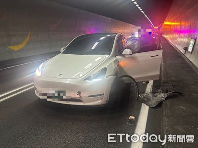 特斯拉雪隧自撞輪框飛了!北向一度塞爆 駕駛:個人操作失誤