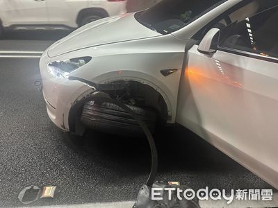 特斯拉雪隧撞壁!車上4人無傷 交通壅塞40分鐘
