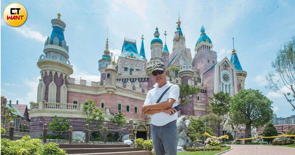 「歐樂沃築夢城堡」城堡主人毛榮海介紹，城堡上的雕塑裝飾除了融入在地特產蘭花及稻米，還可見希臘神話中的守護神獅鷲。（圖／黃威彬攝）