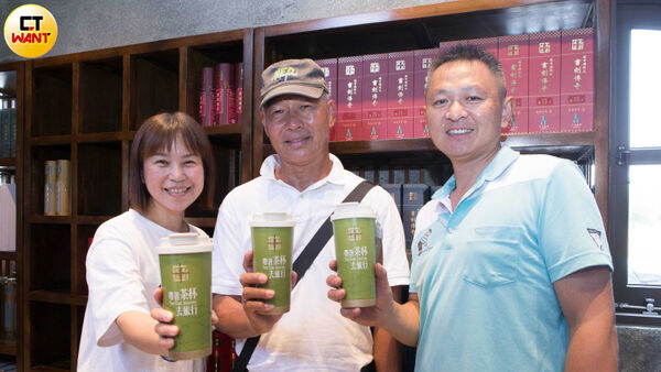 普羅旺斯小鎮進駐店家蓫鹿茶莊推出歐樂沃限定「遊俠杯」，茶飲能無限暢飲。（圖／黃威彬攝）