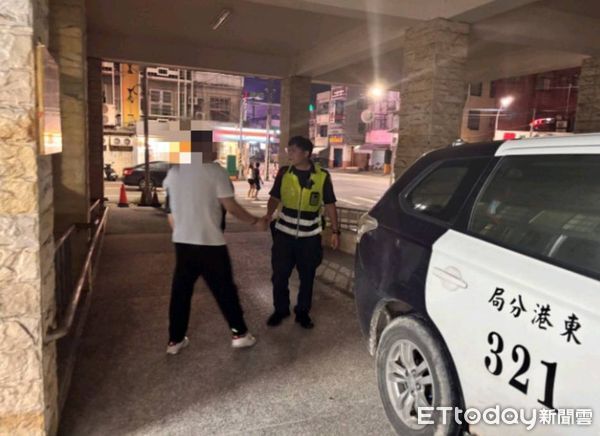 ▲東港警分局員警協助林男找到行李箱。（圖／記者陳崑福翻攝）