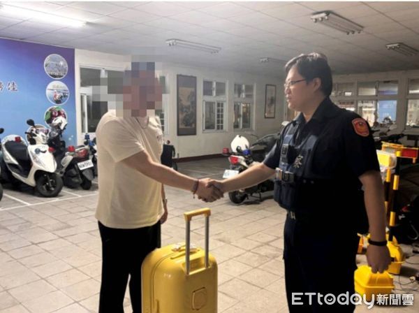 ▲東港警分局員警協助林男找到行李箱。（圖／記者陳崑福翻攝）