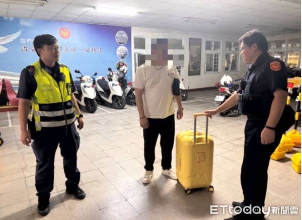 ▲東港警分局員警協助林男找到行李箱。（圖／記者陳崑福翻攝）