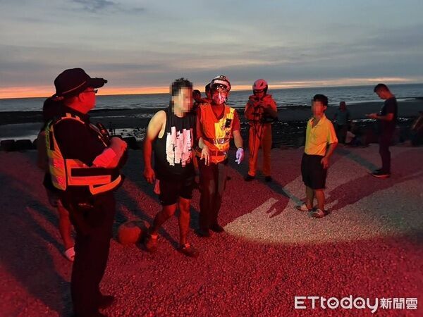 ▲2名外籍男性在新屋區漂流區公園戲水時不慎溺水，幸由民眾救起。（圖／桃園市政府消防局提供、下同）