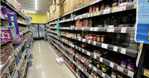 原PO懷念用罐頭做的颱風麵。（示意圖／報系資料照）