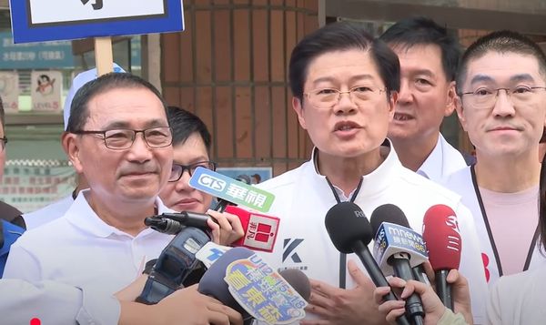 ▲羅明才今日由新北市長侯友宜、基隆市長謝國樑陪同掃街。（圖／直播畫面）