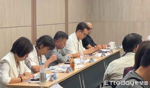 ▲▼黃國昌報告，蔡壁如戴air pods。（圖／記者陳家祥攝）