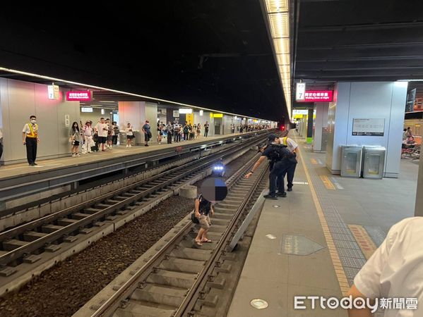 ▲▼今天上午9時13分，高雄車站第一月台南下方向，一名酒醉男子疑似因不慎失足落軌，所幸站方人員與警方及時獲救，男子僅手腳多處擦挫傷，並無大礙。（圖／記者吳世龍翻攝）