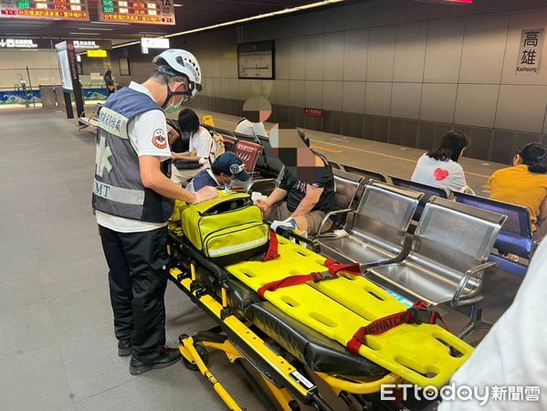 ▲▼今天上午9時13分，高雄車站第一月台南下方向，一名酒醉男子疑似因不慎失足落軌，所幸站方人員與警方及時獲救，男子僅手腳多處擦挫傷，並無大礙。（圖／記者吳世龍翻攝）