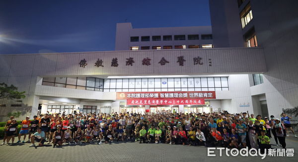 ▲▼花蓮慈濟醫院慶祝啟業39周年，400多位社區鄉親與醫院同仁自慈院圓環出發，以健康路跑祝福生日快樂。（圖／慈濟醫學中心提供，下同）