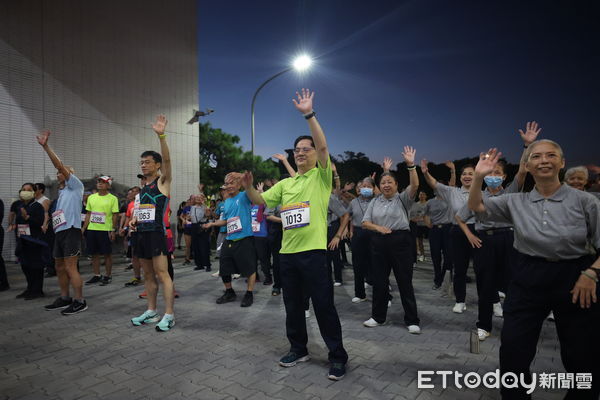 ▲▼花蓮慈濟醫院慶祝啟業39周年，400多位社區鄉親與醫院同仁自慈院圓環出發，以健康路跑祝福生日快樂。（圖／慈濟醫學中心提供，下同）