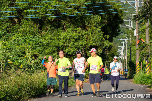 ▲▼花蓮慈濟醫院慶祝啟業39周年，400多位社區鄉親與醫院同仁自慈院圓環出發，以健康路跑祝福生日快樂。（圖／慈濟醫學中心提供，下同）