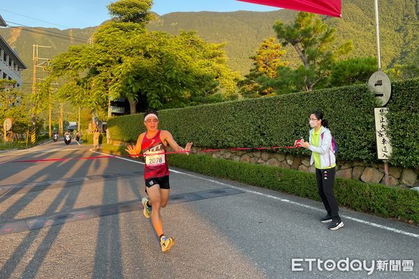 ▲▼花蓮慈濟醫院慶祝啟業39周年，400多位社區鄉親與醫院同仁自慈院圓環出發，以健康路跑祝福生日快樂。（圖／慈濟醫學中心提供，下同）