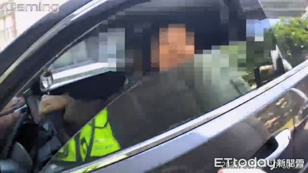 ▲保大警員與熱心民眾共乘機車逮捕逃逸外籍移工。（圖／記者張君豪翻攝）