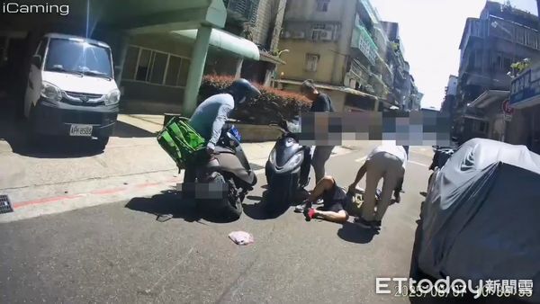 ▲保大警員與熱心民眾共乘機車逮捕逃逸外籍移工。（圖／記者張君豪翻攝）
