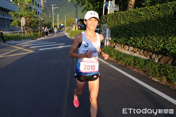 ▲▼花蓮慈濟醫院慶祝啟業39周年，400多位社區鄉親與醫院同仁自慈院圓環出發，以健康路跑祝福生日快樂。（圖／慈濟醫學中心提供，下同）