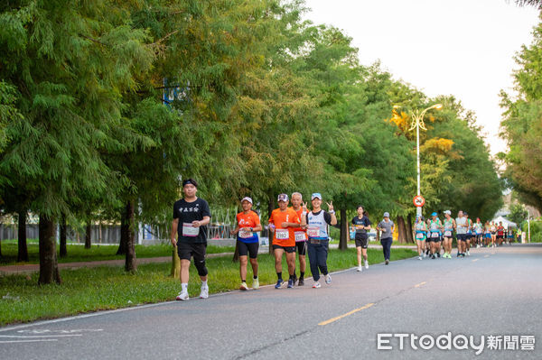 ▲▼花蓮慈濟醫院慶祝啟業39周年，400多位社區鄉親與醫院同仁自慈院圓環出發，以健康路跑祝福生日快樂。（圖／慈濟醫學中心提供，下同）