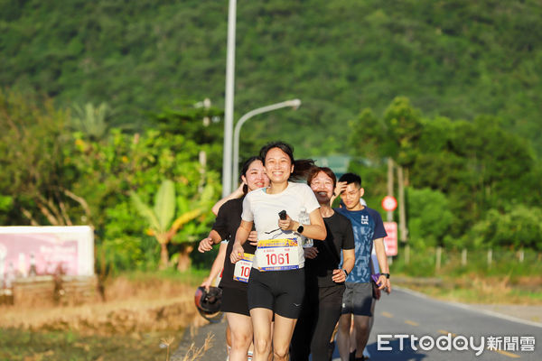 ▲▼花蓮慈濟醫院慶祝啟業39周年，400多位社區鄉親與醫院同仁自慈院圓環出發，以健康路跑祝福生日快樂。（圖／慈濟醫學中心提供，下同）