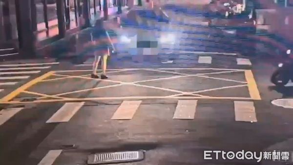 ▲女子深夜當接擋車、可能觸犯強制罪和違反道交條例、警方目前未接獲報案。（圖／記者張君豪翻攝）