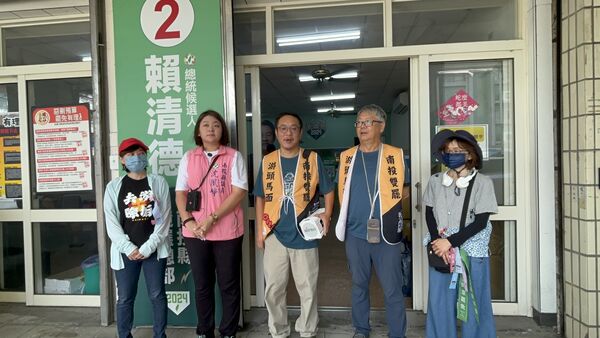 ▲罷團「去游除垢」志工與南投縣議員沈夙崢一同現身南投早市。（圖／罷團去游除垢提供）