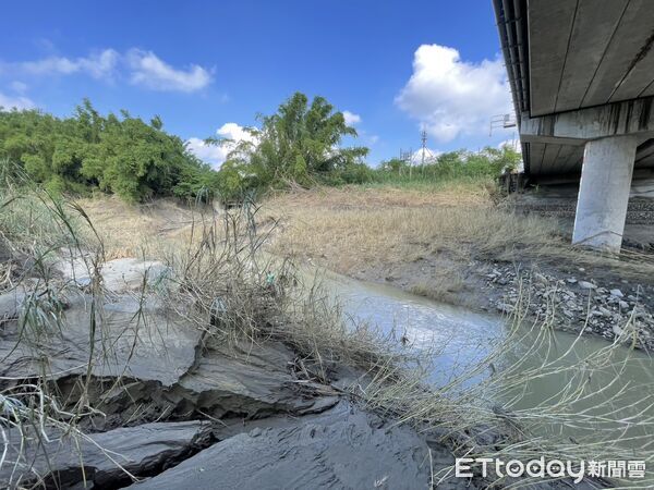 ▲連日豪雨讓菜寮溪水位暴漲，溪床部分地形改變，落差超過3公尺。（台南左鎮化石園區提供）
