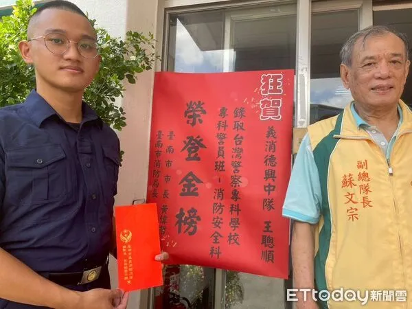 ▲台南市消防局義勇消防總隊第七大隊德興中隊王聰順錄取警專，長官特地張貼紅榜祝賀。（圖／記者林東良翻攝，下同）