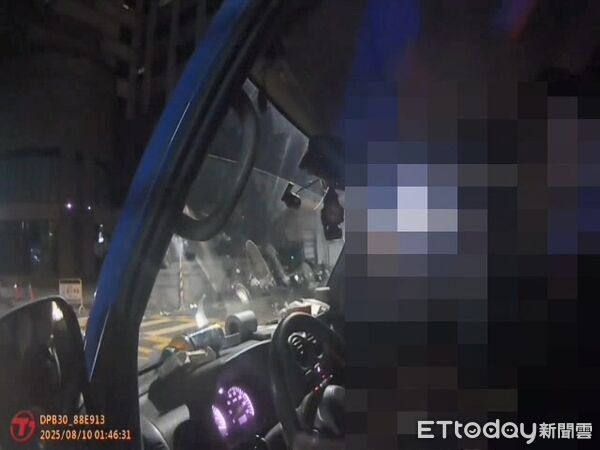 ▲黎姓駕駛無照上路遭警方攔查開罰。（圖／記者張君豪翻攝）